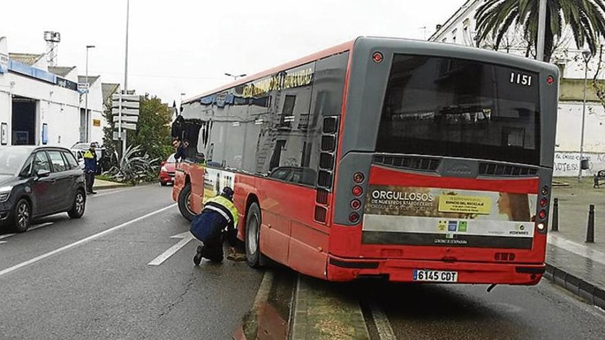 Atasco tras subirse un bus a una mediana