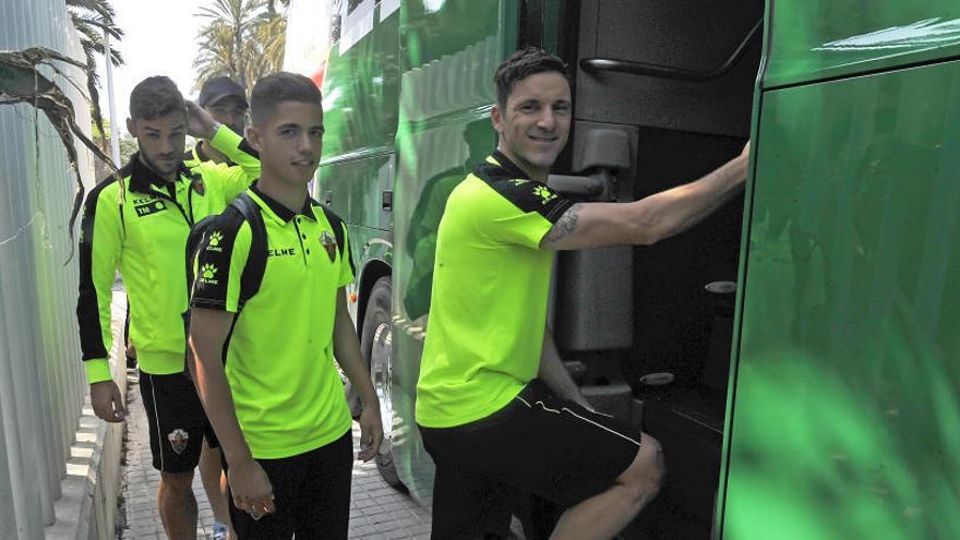 Pacheta sube a toda la plantilla al autobús