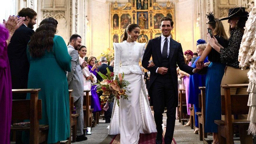 Salida de la iglesia del torero Ginés Marín y su esposa tras contraer matrimonio esta mañana en Toledo.