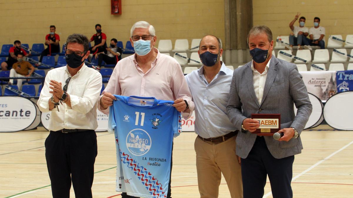 Homenaje que le hizo el Eón Alicante a Poli la pasada temporada