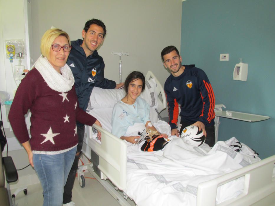 El Valencia CF visita los hospitales por Navidad