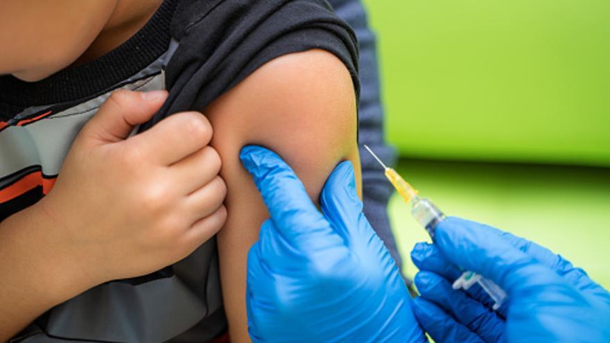 Un momento de inmunización de una vacuna del calendario infantil.