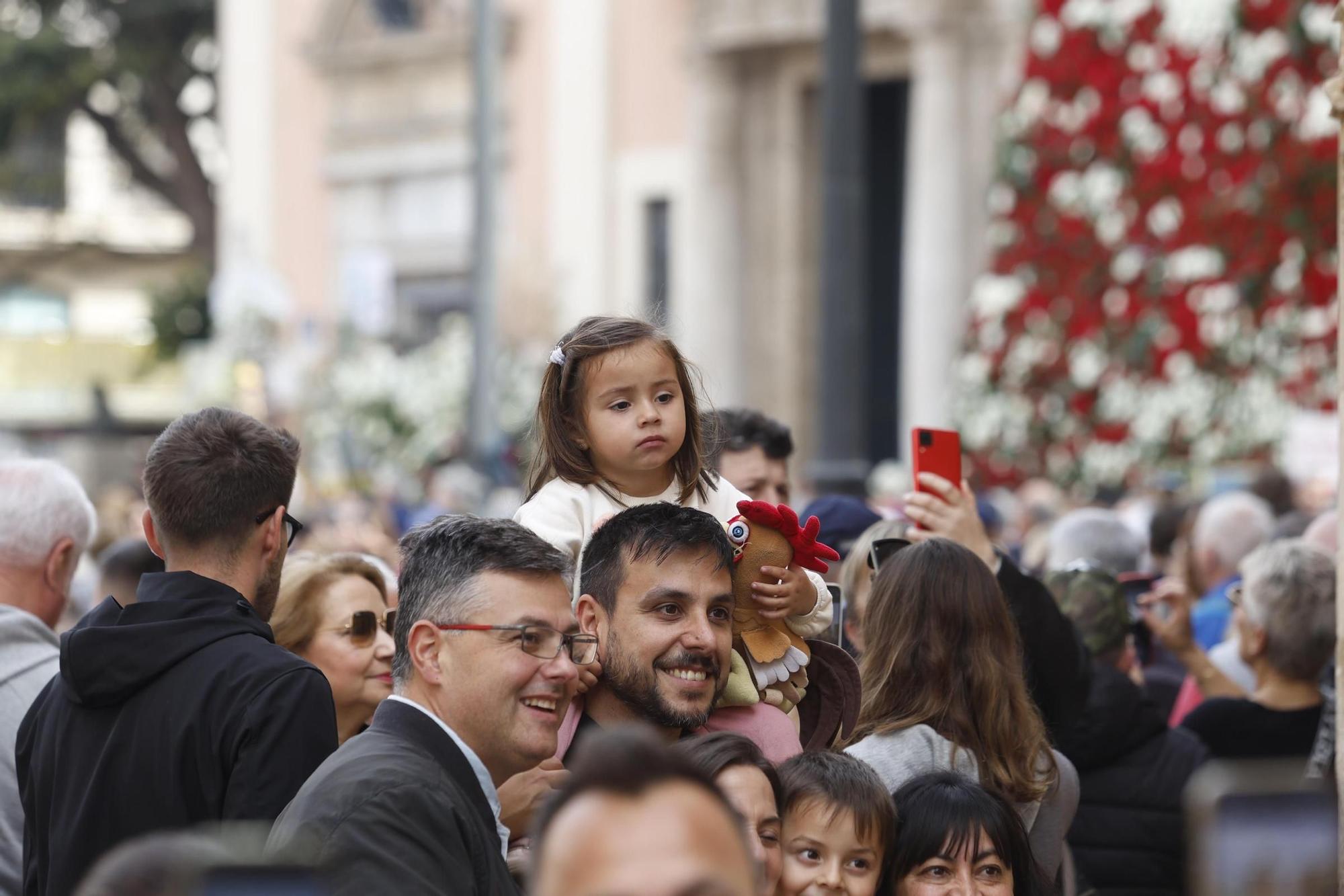 Cientos de personas acuden a ver el manto de la Virgen