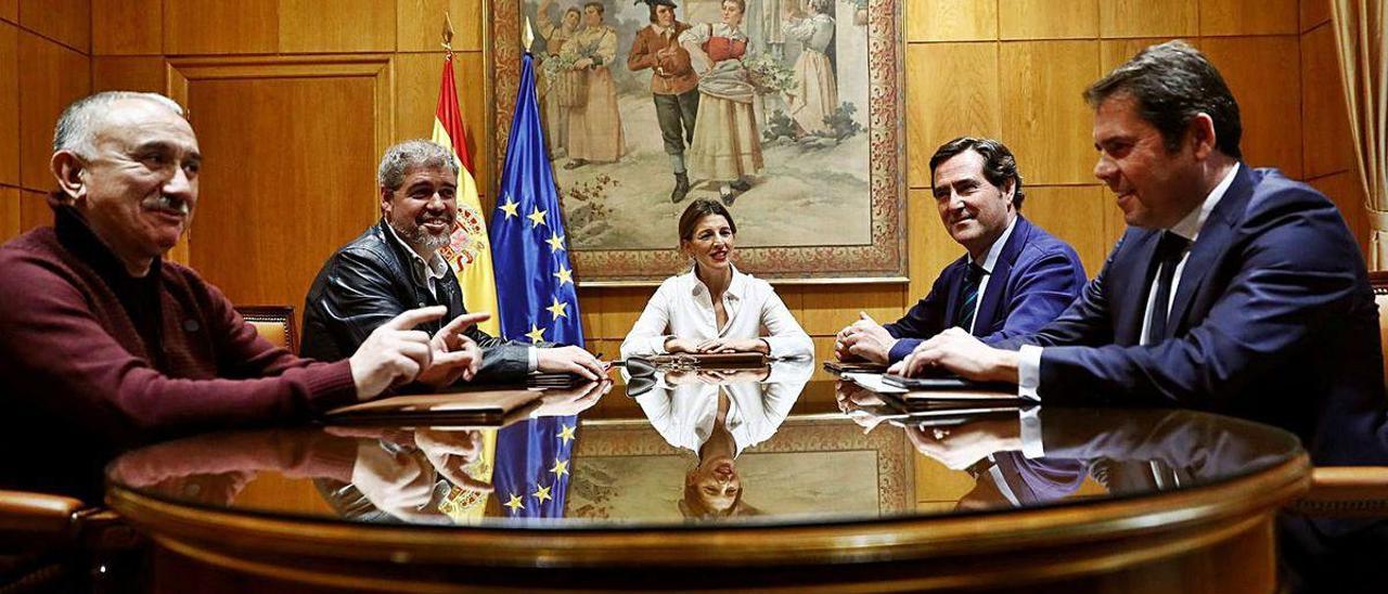 Fotografía de archivo de la mesa del diálogo social: por la izquierda, Pepe Álvarez (UGT), Unai Sordo (CC OO), Yolanda Díaz (ministra de Trabajo), Antonio Garamendi (CEOE) y Gerardo Cueva (Cepyme).