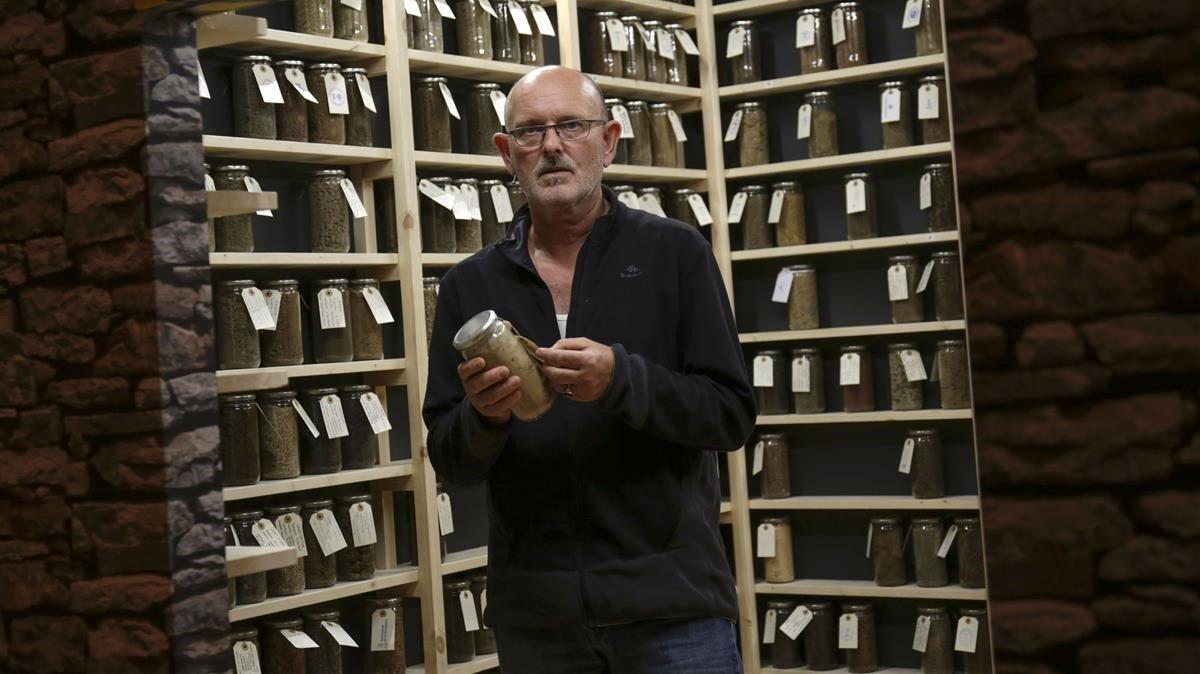 Michael Kirkegaard, con los botes de tierra de su instalación en Manresa.