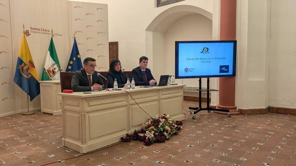 José Ramón Ruger, Matilde Esteo y José Manuel Serrano, en la jornada de Empa y la UCO sobre empresa familiar en Palma del Río.