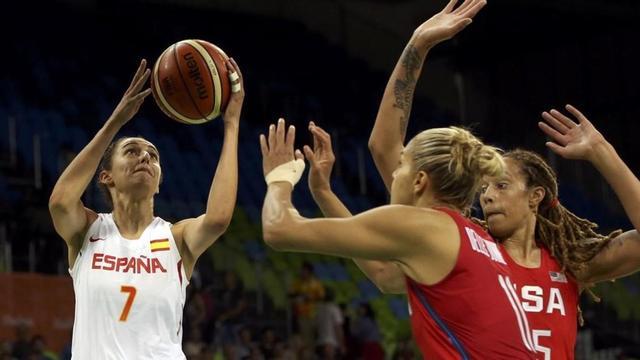 Alba Torrens lanza a canasta ante Delle Donne y Griner durante el partido España-Estados Unidos