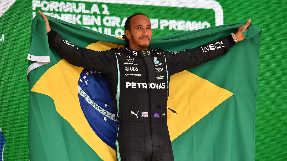 Hamilton celebra su triunfo con la bandera de Brasil