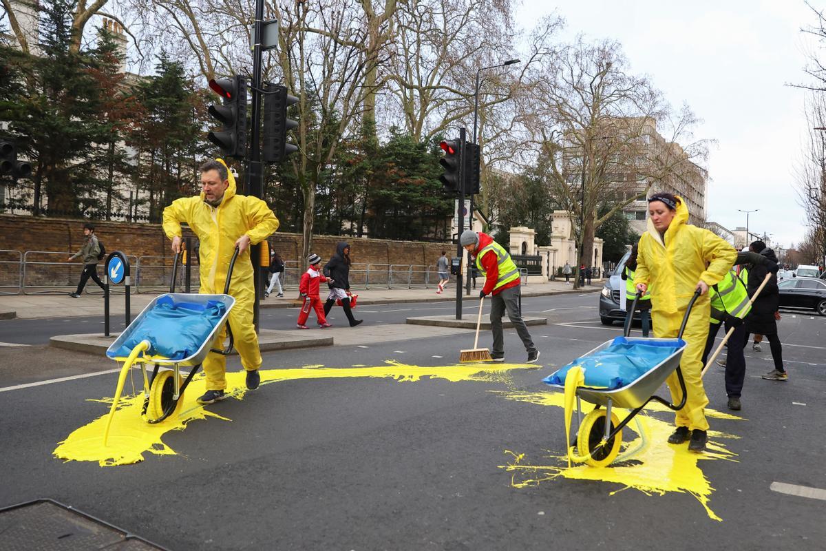 Activistas pintan la bandera de Ucrania frente a la embajada rusa en Londres