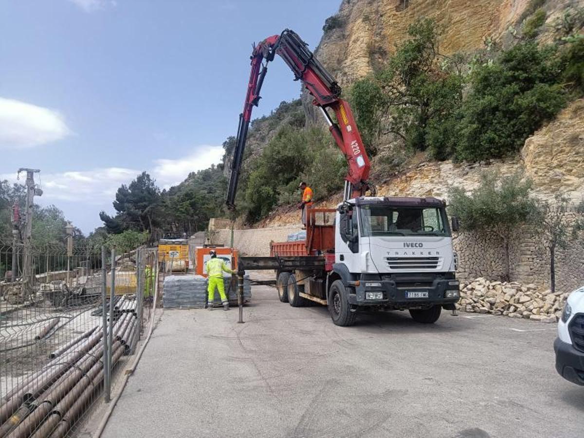 Unos operarios trabajan en las obras de reparación del muro exterior de la explanada  del aparcamiento en el Santuari de Gràcia. | AJ