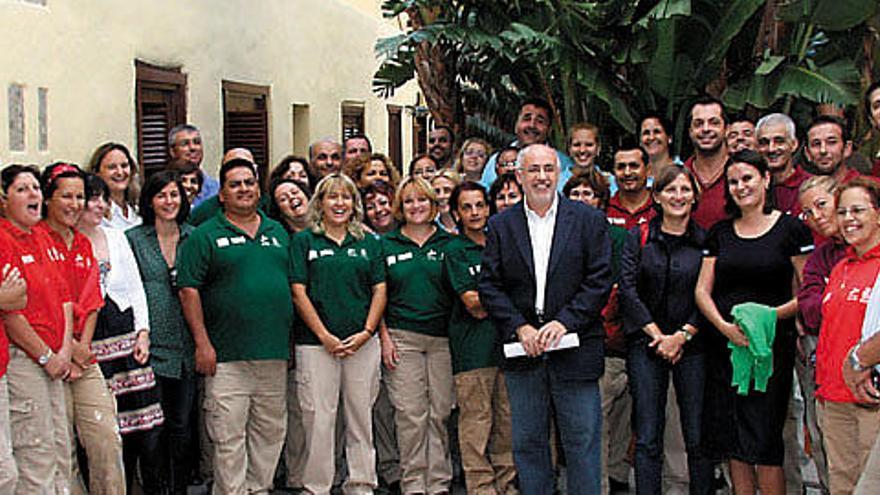 Participantes en la rehabilitación de la antigua casa del cura para convertirla en casas rurales.  LUIS DEL ROSARIO