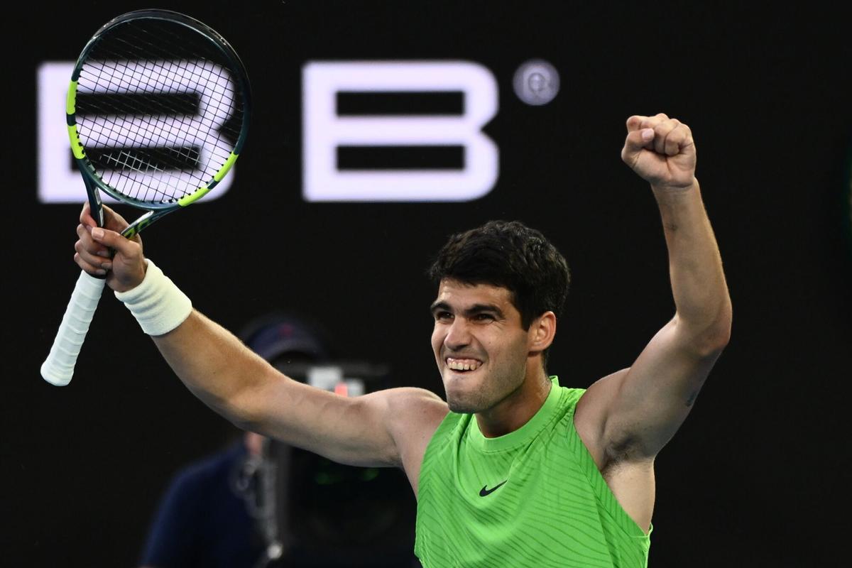 Carlos Alcaraz celebra un punto durante la semifinal del Abierto de Australia