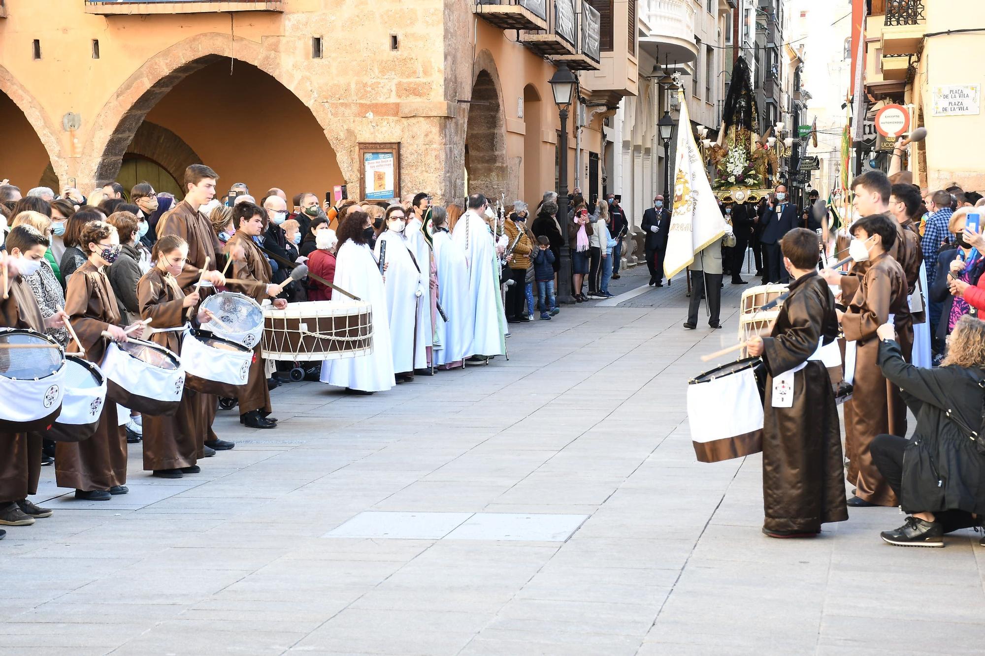 La plaza de la Vila acogió el emotivo desfile religioso.