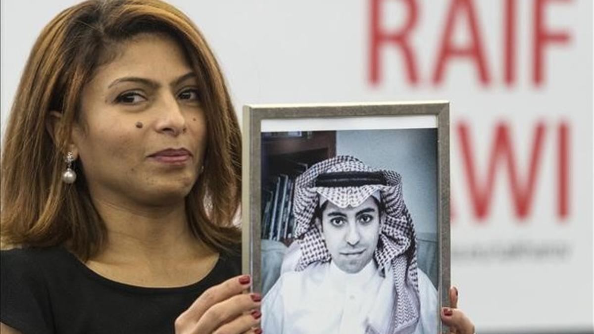 Ensaf Haidar con una foto de su marido, el bloguero Raif Badawi, en Estrasburgo.
