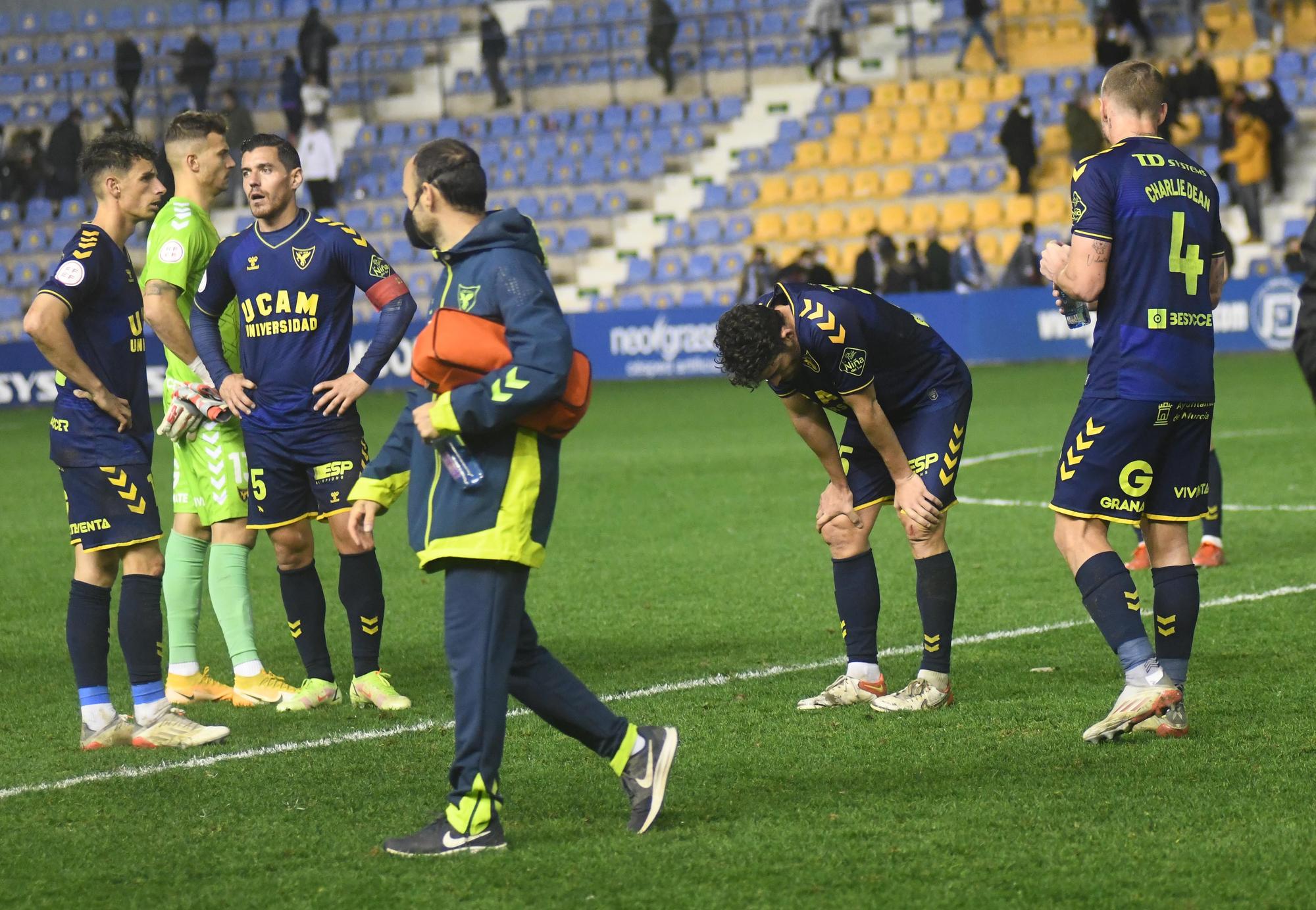 El Alcoyano ahonda la crisis del UCAM Murcia