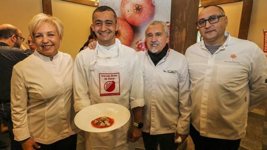 Susi Díaz, Alfredo Abril mostrando su plato ganador, Paco Torreblanca y Pascual Gómez, ayer en La Finca.