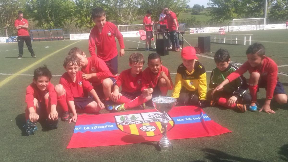 Lamine celebra con compañeros del CF La Torreta