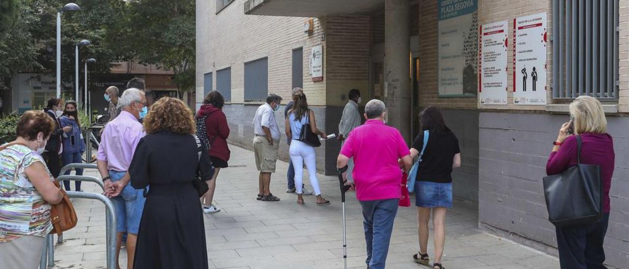 Colas en el centro de salud de la plaza Segovia. | PACO CALABUIG