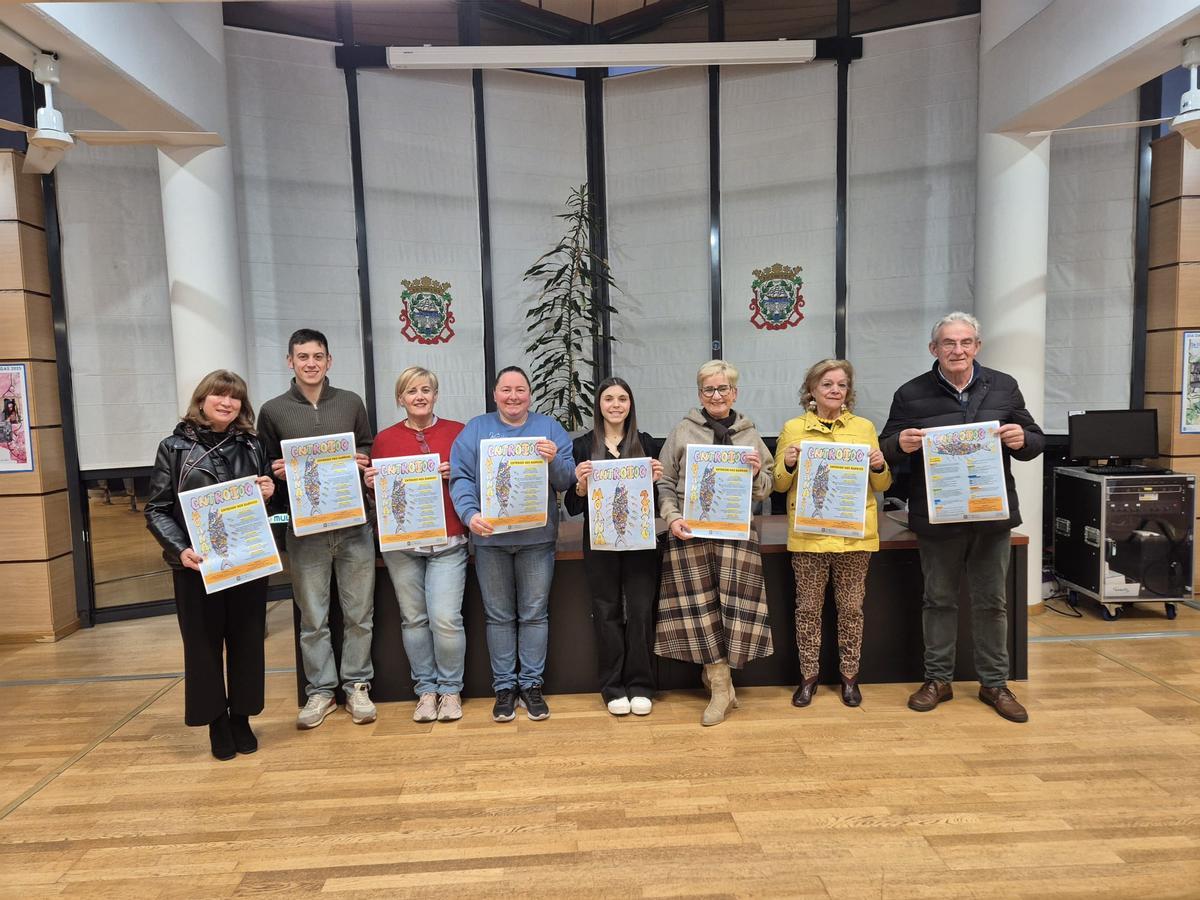 Representantes de colectivos vecinales y del Concello con el cartel y la ganadora del concurso de carteles –quinta por la Izqda.–Mara Rúa Suárez, del IES As Barxas.