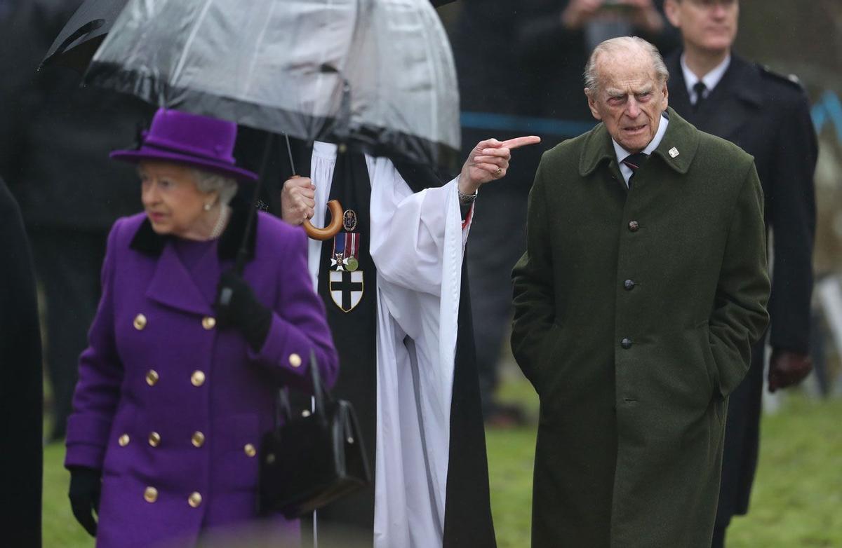 La Reina Isabel II y el Duque de Edimburgo bajo la lluvia