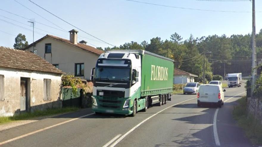 Una mujer herida y desvíos en el vial PO-841 después de una colisión frontal en A Estrada