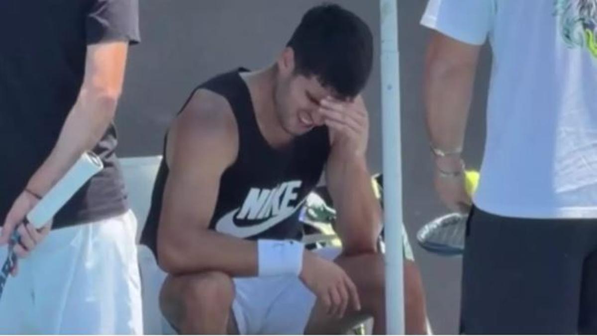 Carlos Alcaraz se duele tras un golpe en el dedo