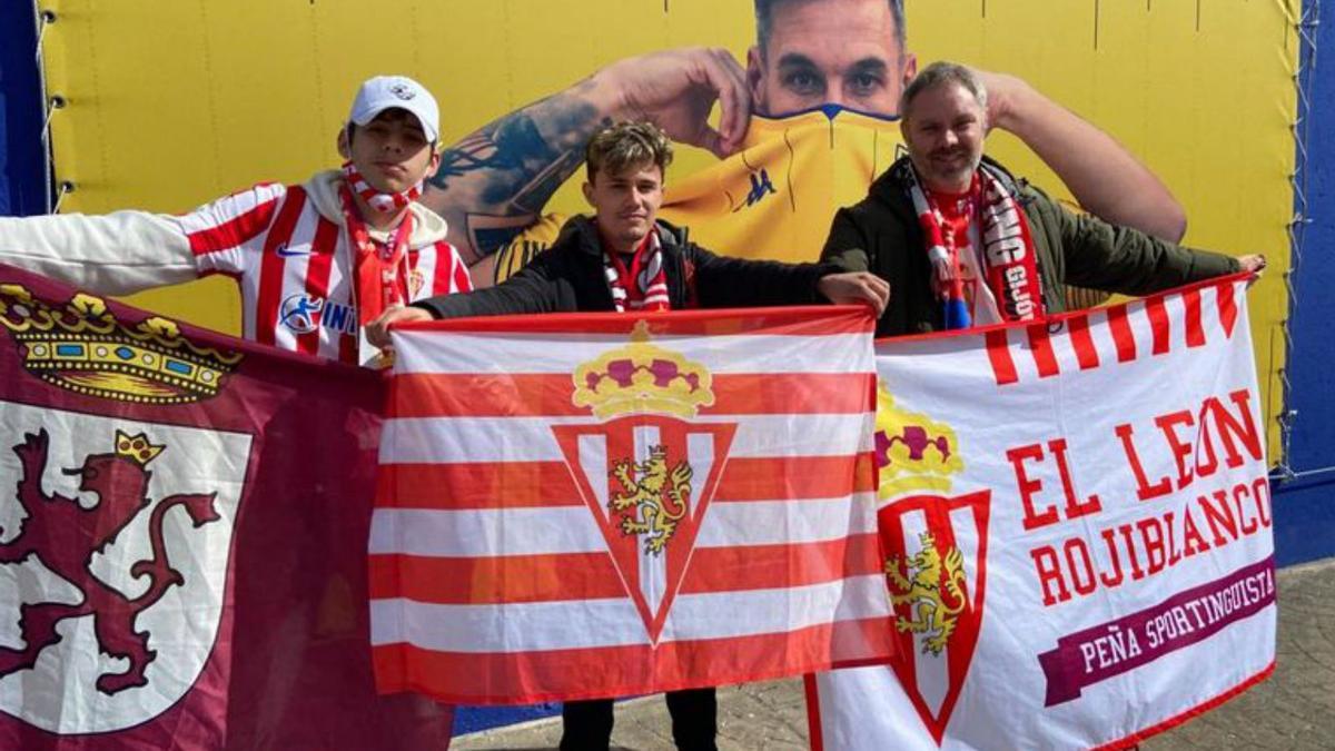 Por la izquierda, Aitor Cuesta, Nicolás Sancho y Pablo Cil, de la peña El León Rojiblanco, ayer, en Santo Domingo. | Á. C.