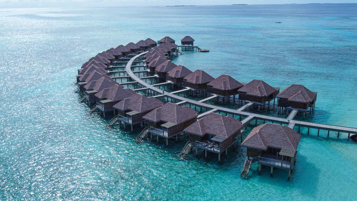 Del centenar de villas del Barceló Whale Lagoon Maldives, treinta están sobre el agua. 