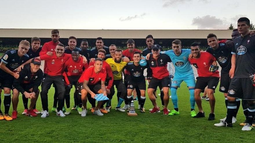 La plantilla del Celta posa junto al trofeo. // @RCCelta