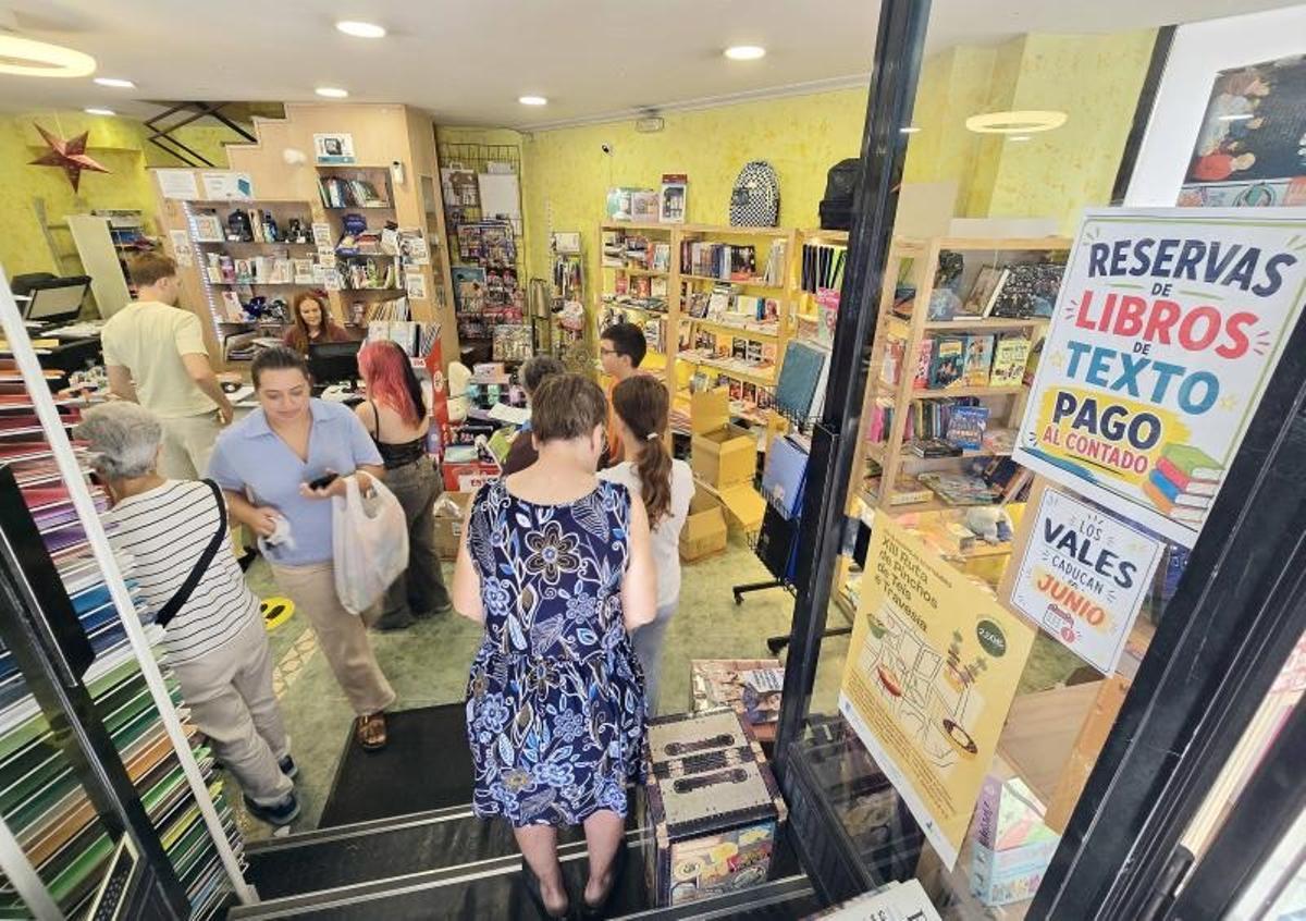 Colas para compras de libros, manuales y material escolar.