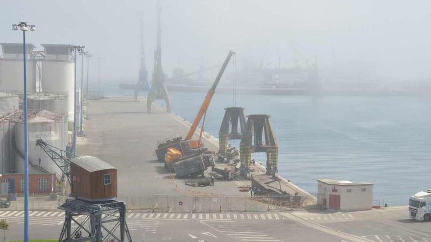 Desmantelamiento de grúas en el muelle de Calvo Sotelo el pasado verano.