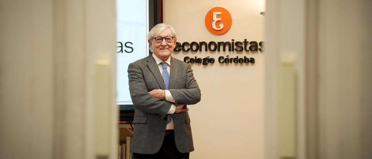 José María Casado Raigón posa en la sede del Colegio de Economistas de Córdoba.