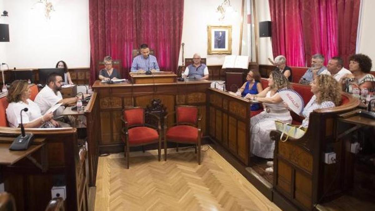 La corporación municipal de Sueca, en un pleno, en una imagen de archivo.