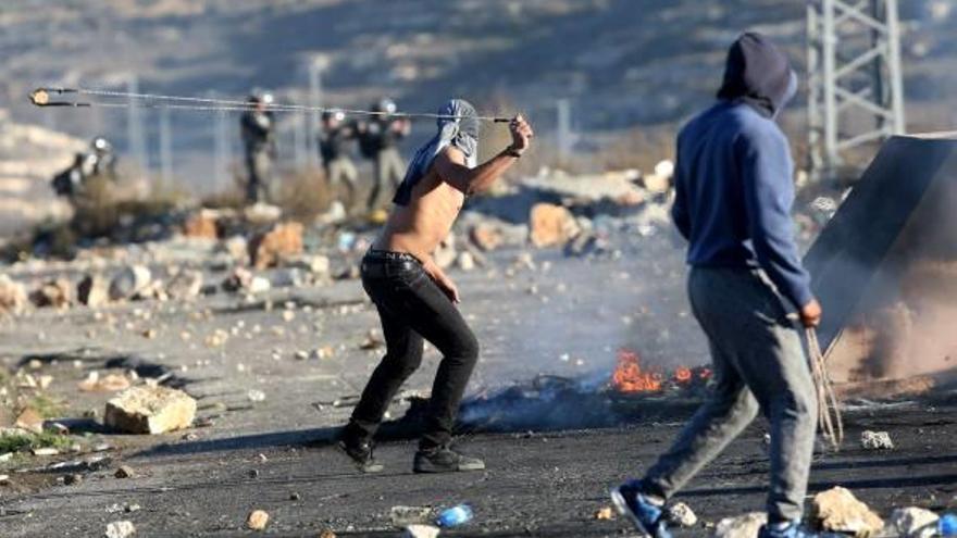 Palestins s&#039;enfronten a soldats israelians durant unes protestes ahir a Ramallah (Palestina).