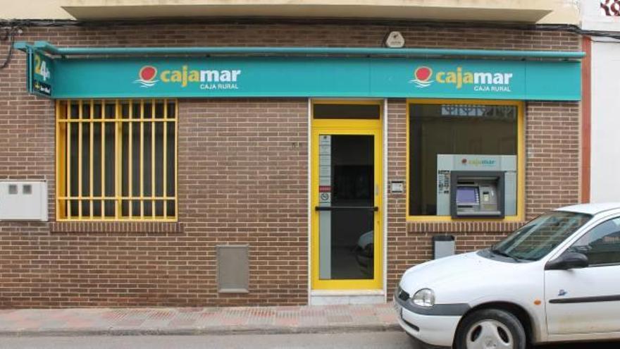 El consistorio presiona para evitar el cierre de la sucursal de Cajamar en la Ribera