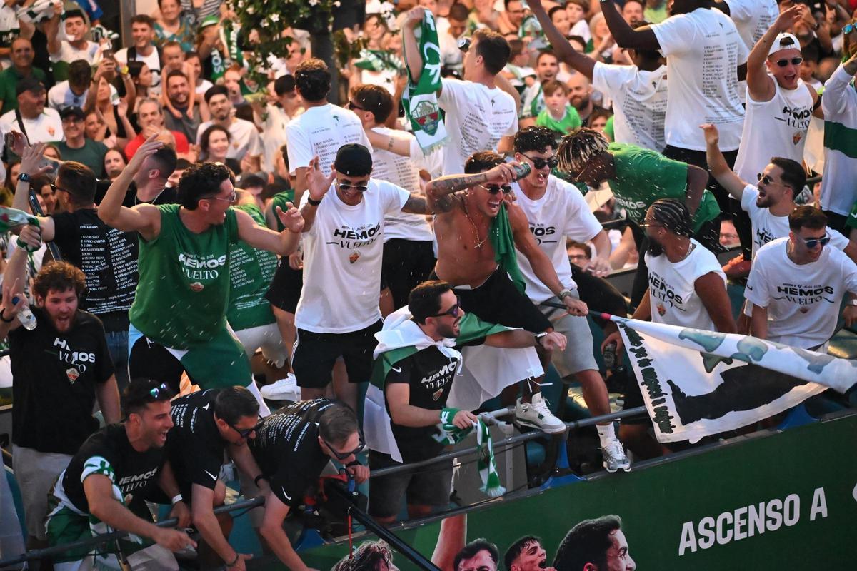 Euforia desatada a la llegada del equipo a la Plaça de Baix en Elche