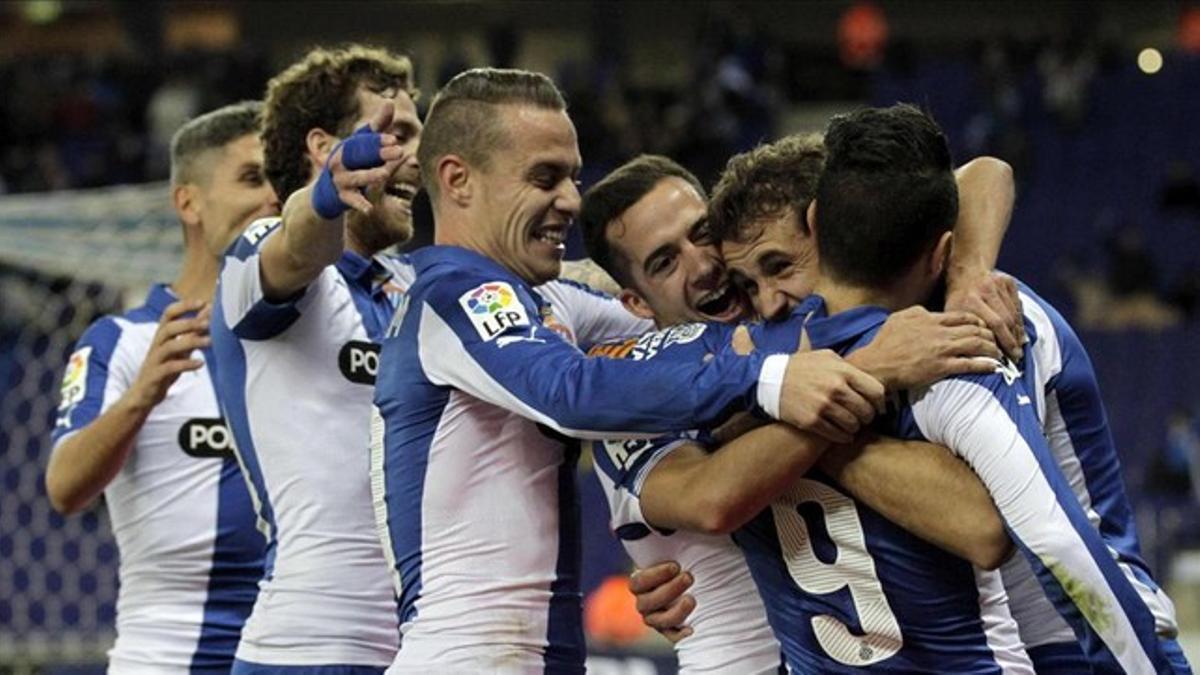 Los jugadores del Espanyol felicitan a Stuani por el primer gol.