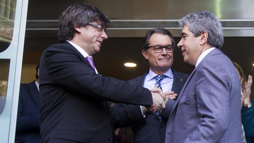 Francesc Homs (d), saluda a Puigdemont (i), y a Mas.