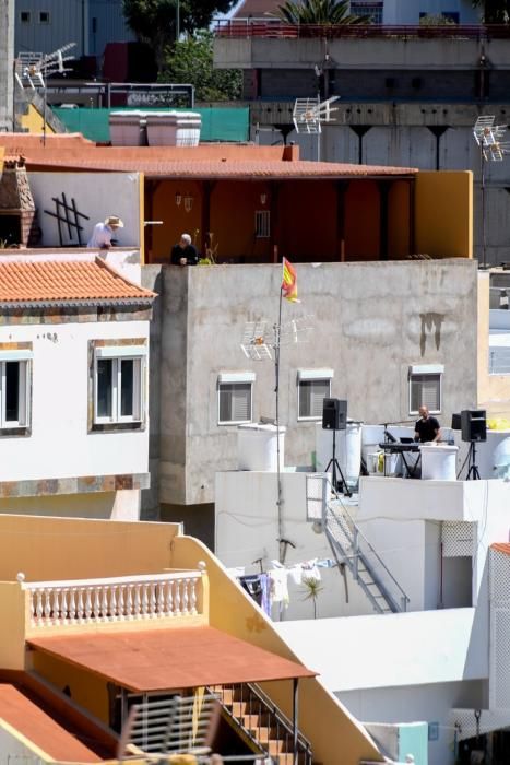 22-03-20 LAS PALMAS DE GRAN CANARIA. BARRIO DE PEDRO HIDALGO. LAS PALMAS DE GRAN CANARIA. Verbena Pedro Hidalgo.  El músico Moisés Afonso organiza una verbena desde su azotea para todas las azoteas del barrio de Pedro Hidalgo.   Fotos: Juan Castro.  | 22/03/2020 | Fotógrafo: Juan Carlos Castro