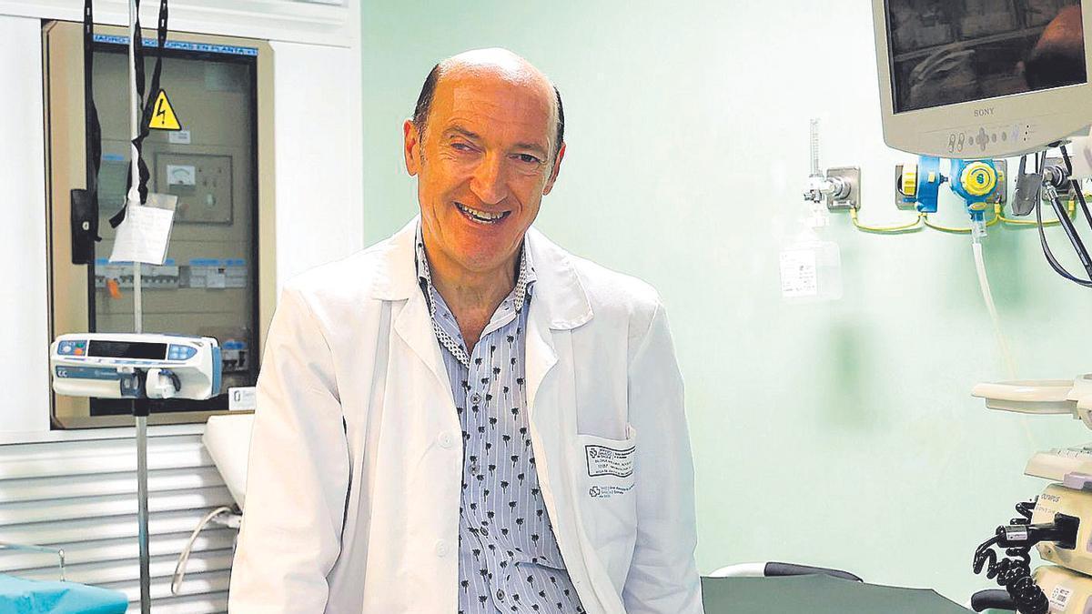 El doctor Baloira, ayer, en su consulta en el Hospital de Montecelo.