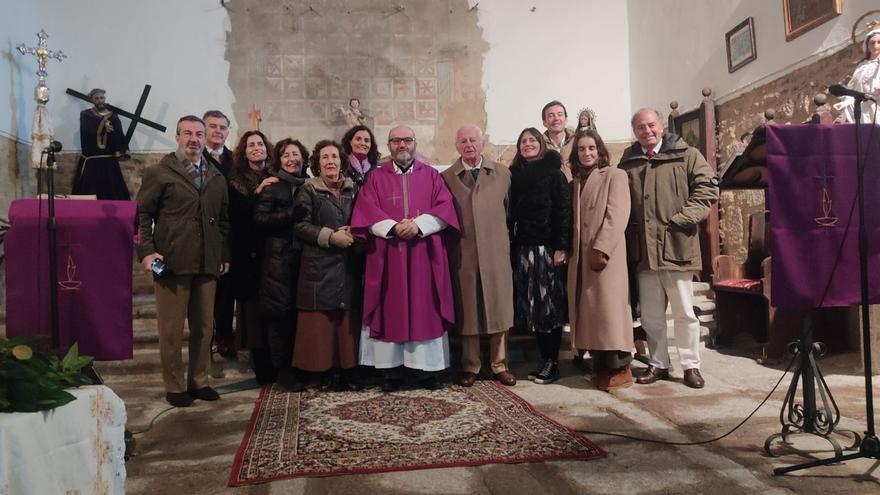 Visita de la Familia del Conde de Peñaflor de Argamasilla a la iglesia de San Juan Bautista de Pino del Oro | E. V.