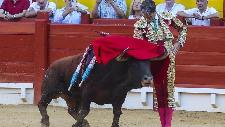 El volcán José Tomás, soberbio al natural, erupciona en Alicante