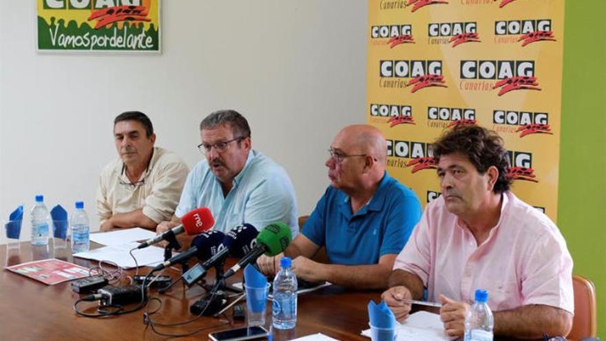 El presidente de COAG-Canarias, Rafael Hernández (2i) y Juan Antonio Hernández (d), acompañados por los representantes de Trasierra y la Unión de Asociaciones de la Reserva de la Biosfera de Gran Canaria, Antonio Díaz (i) y Cristobal Sánchez (2d).