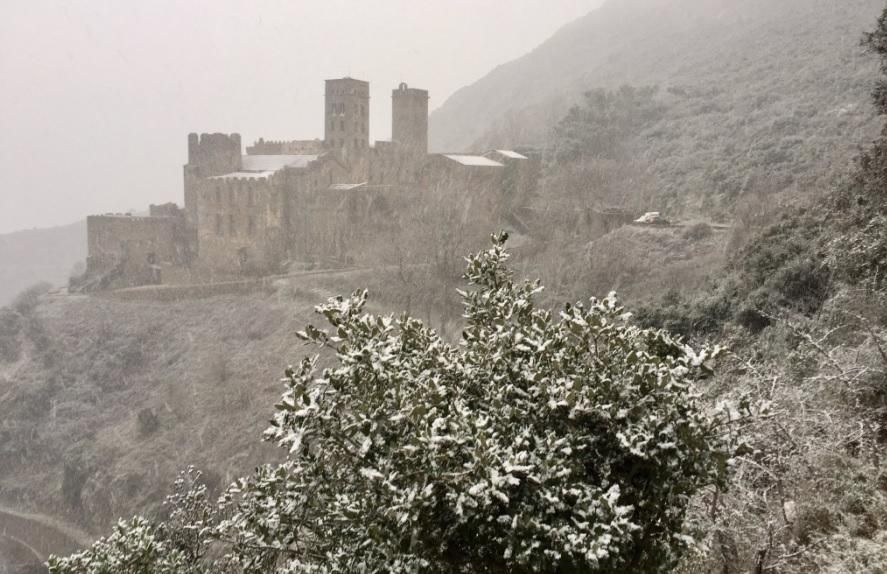 Neu al Monestir de Sant Pere de Rodes