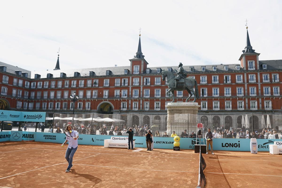 Feliciano López estrena la pista de tenis de la Plaza Mayor de Madrid
