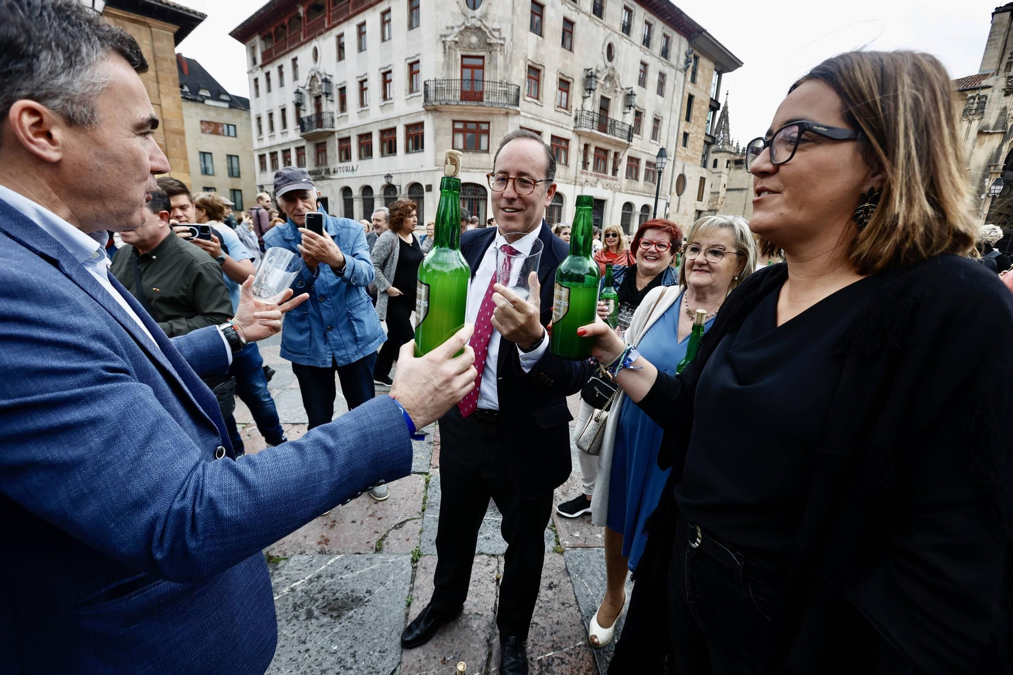 Cientos de brazos al aire junto a la Catedral de Oviedo para que la sidra sea patrimonio de la humanidad