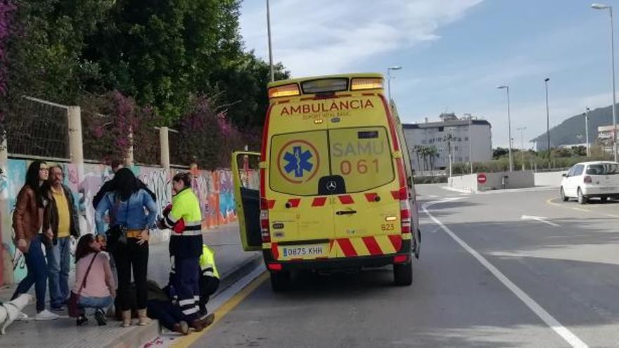 Una familiar de la vícitima se ha sentido indispuesta a las puertas del Cetis, donde estaban declarando los futbolistas, y ha tenido que ser atendida por los servicios de emergencia