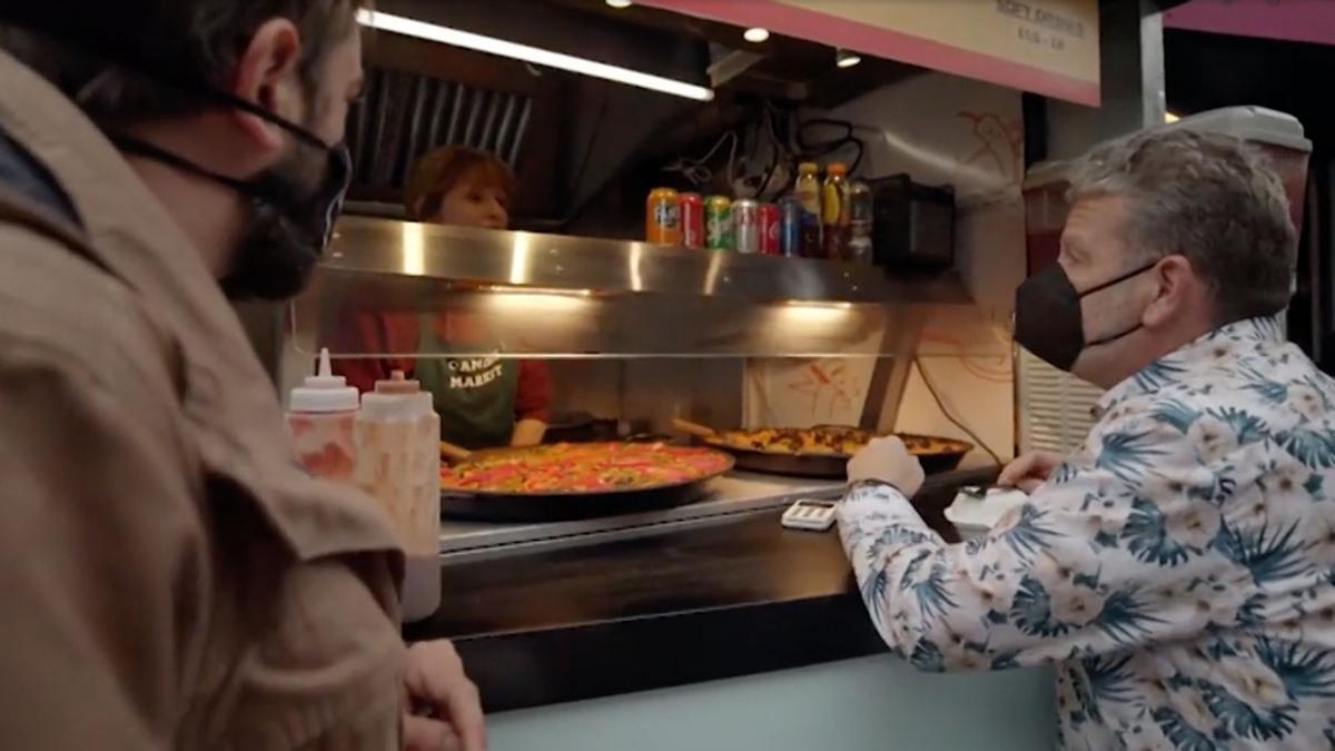 Alberto Chicote probando una de las &quot;paellas valencianas&quot; que se venden en Londres.