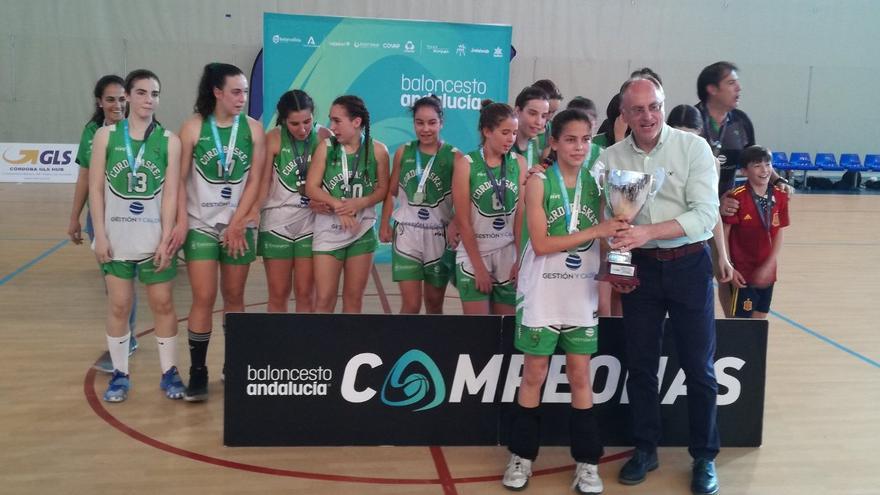 El Cordobasket infantil femenino recibe su trofeo de campeón de manos del secretario general de la Federación Andaluza, Antonio Guillén.