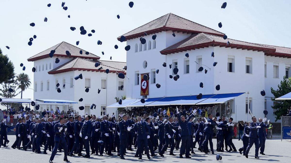 Los alumnos de la Academia General del Aire lanzan sus gorras al aire tras la orden de ‘rompan filas’ al término del acto. | MINISTERIO DE DEFENSA